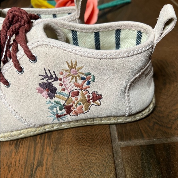 Toms Suede Pink floral embroidery mid top Moccasins shoes - Picture 2 of 6